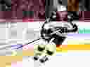 Jack Roslovic (96 ans) des Blue Jackets de Columbus patine contre les Flyers de Philadelphie au Wells Fargo Center le 20 décembre 2022 à Philadelphie.