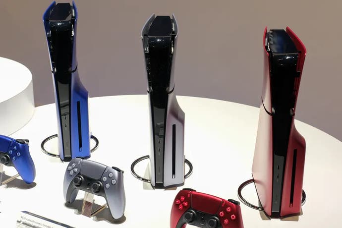 Vue de face des consoles PS5 « fines » avec façades rouges, argentées et bleues