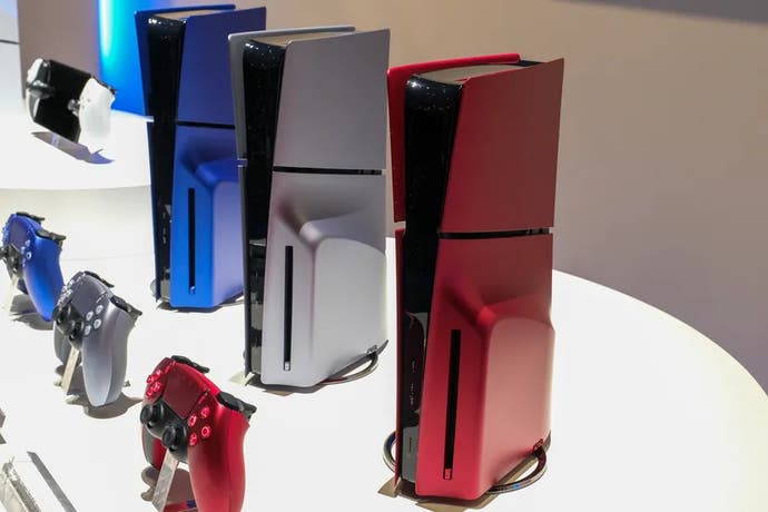 Consoles PS5 « fines » avec façades rouges, argentées et bleues