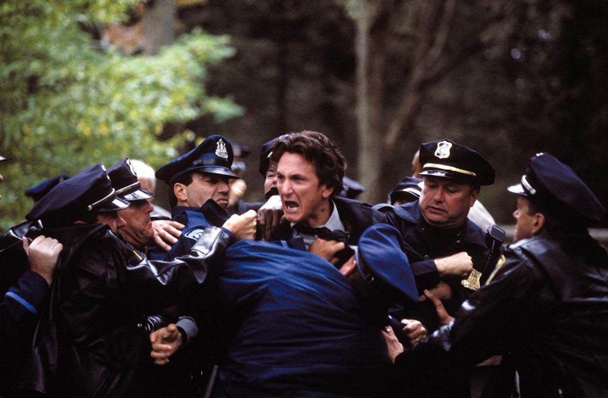 Sean Penn dans le rôle de Jimmy Markum retenu par un groupe de policiers à Mystic River.