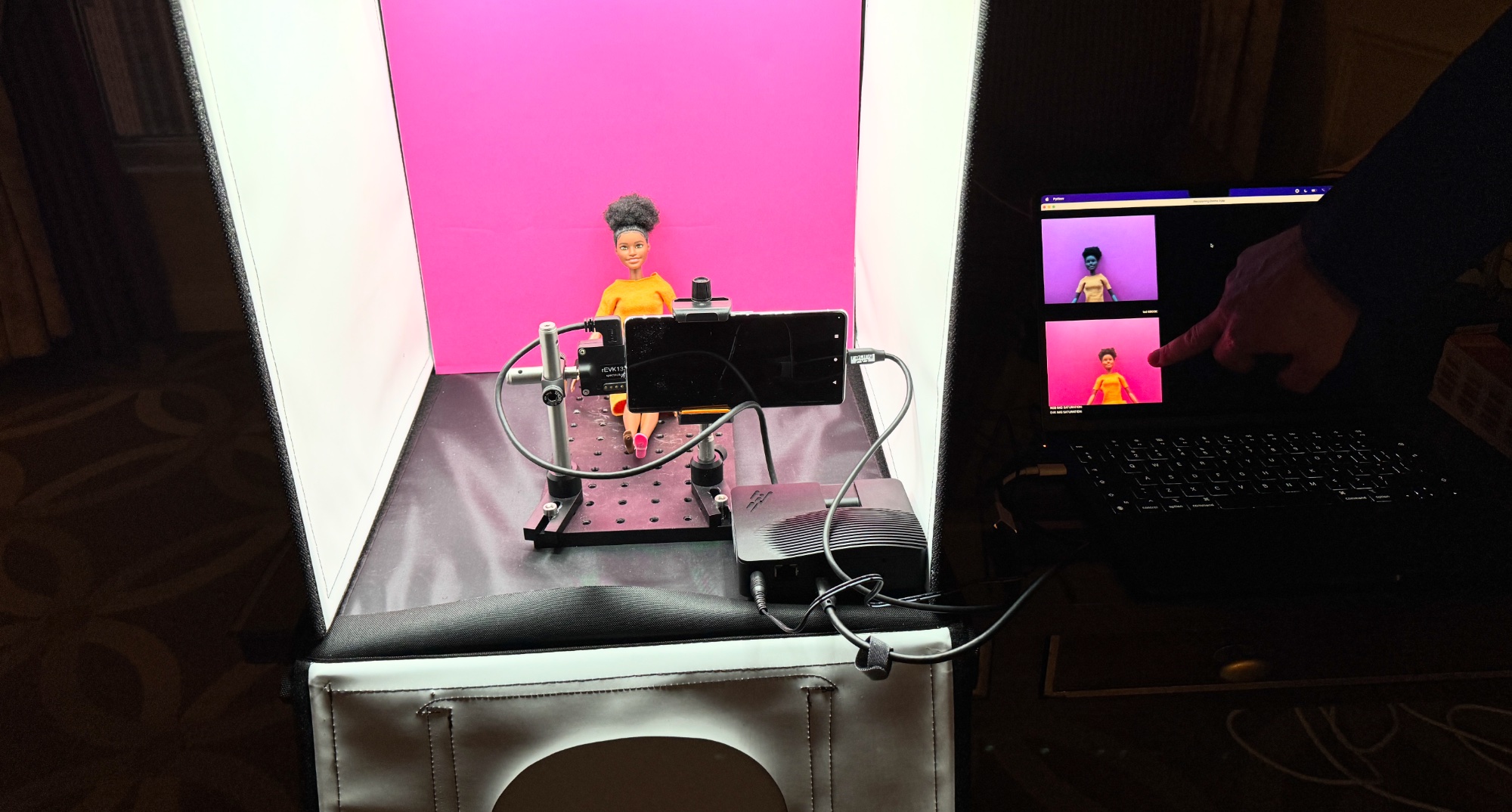 Démonstration de téléphone avec appareil photo Spectricity contre Pixel 7 Pro avec Barbie et fond rose