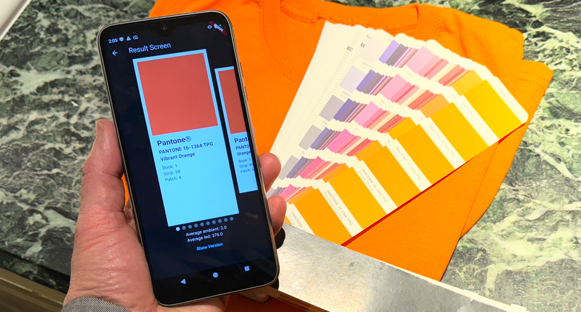 Démonstration de précision des couleurs Spectricity montrant la couleur Pantone Vibrant Orange