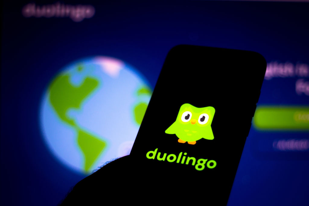 Sur cette photo, le logo Duolingo apparaît sur un smartphone.