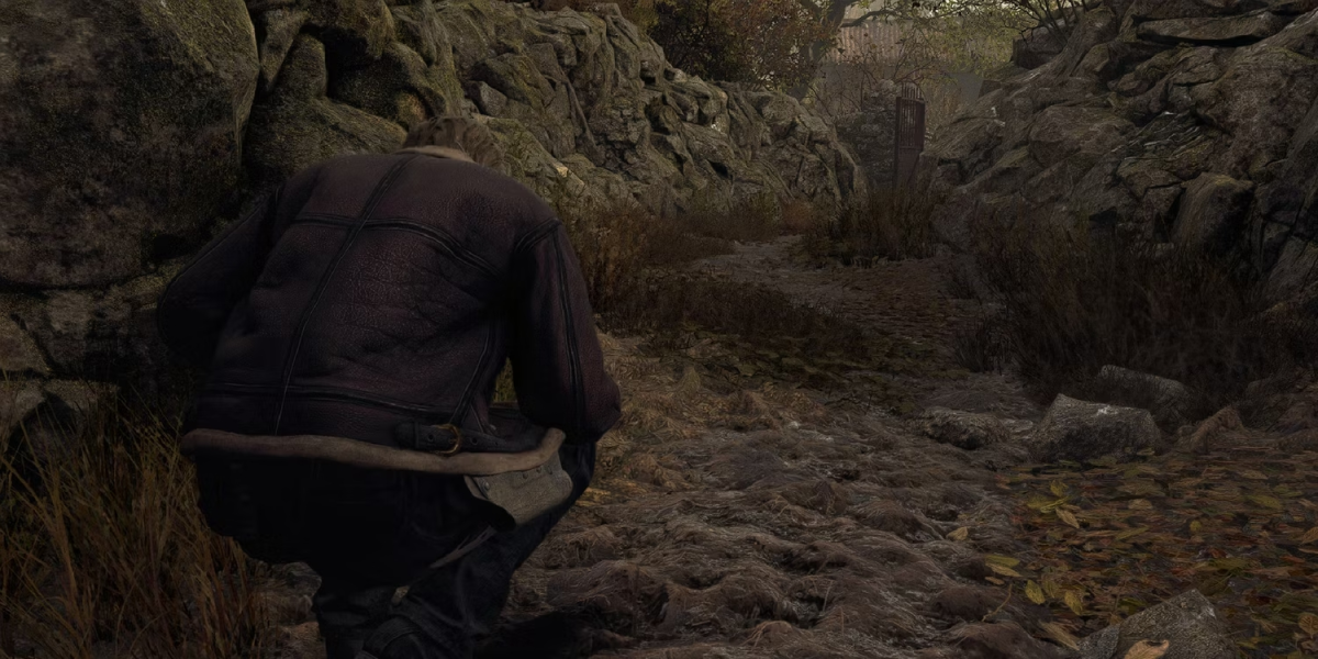 Léon se faufile à travers une forêt.  Cette image fait partie d'un article sur les meilleurs mods de remake de Resident Evil 4 (RE4).