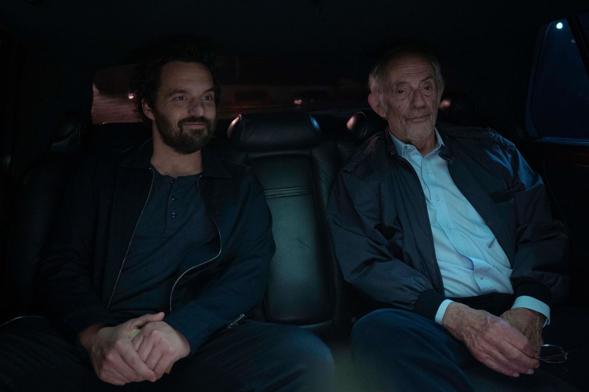 Tommy (Jake Johnson) est assis dans une voiture sombre à côté de son père (Christopher Lloyd), perdu depuis longtemps, dans la comédie de Johnson, Self Reliance