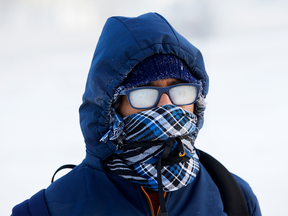 Un étudiant d’Edmonton emmitouflé contre le froid