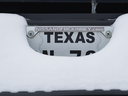   Une plaque d'immatriculation recouverte de neige sur un camion à McKinney, Texas, le 16 février 2021. 
