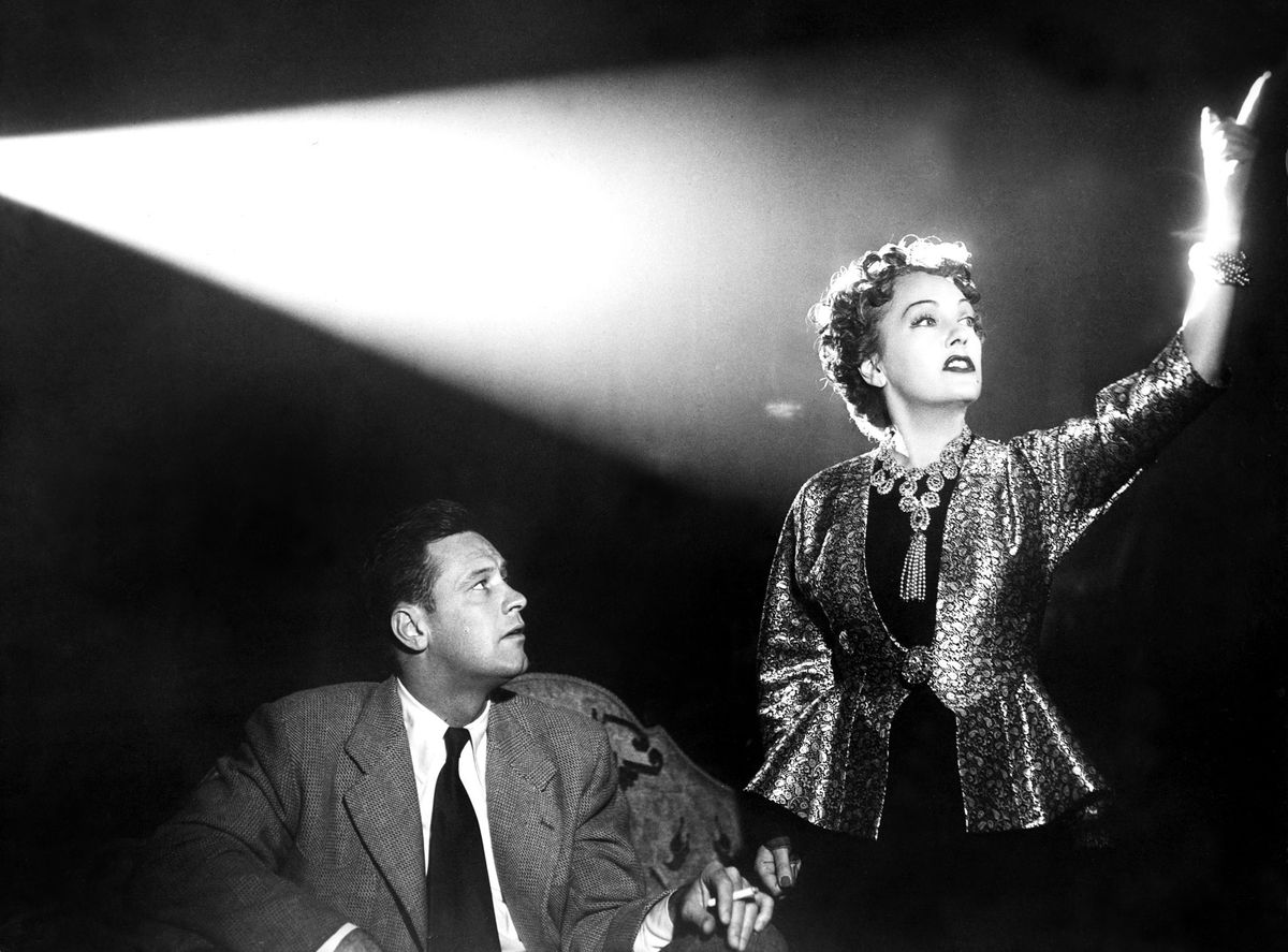 Norma Desmond (Gloria Swanson) se lève et déclame devant Joe Gillis (William Holden) alors qu'ils regardent un film ensemble dans sa salle de projection à domicile.  Elle est très distrayante.