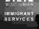 Une enseigne annonçant des services pour les immigrants à Toronto.