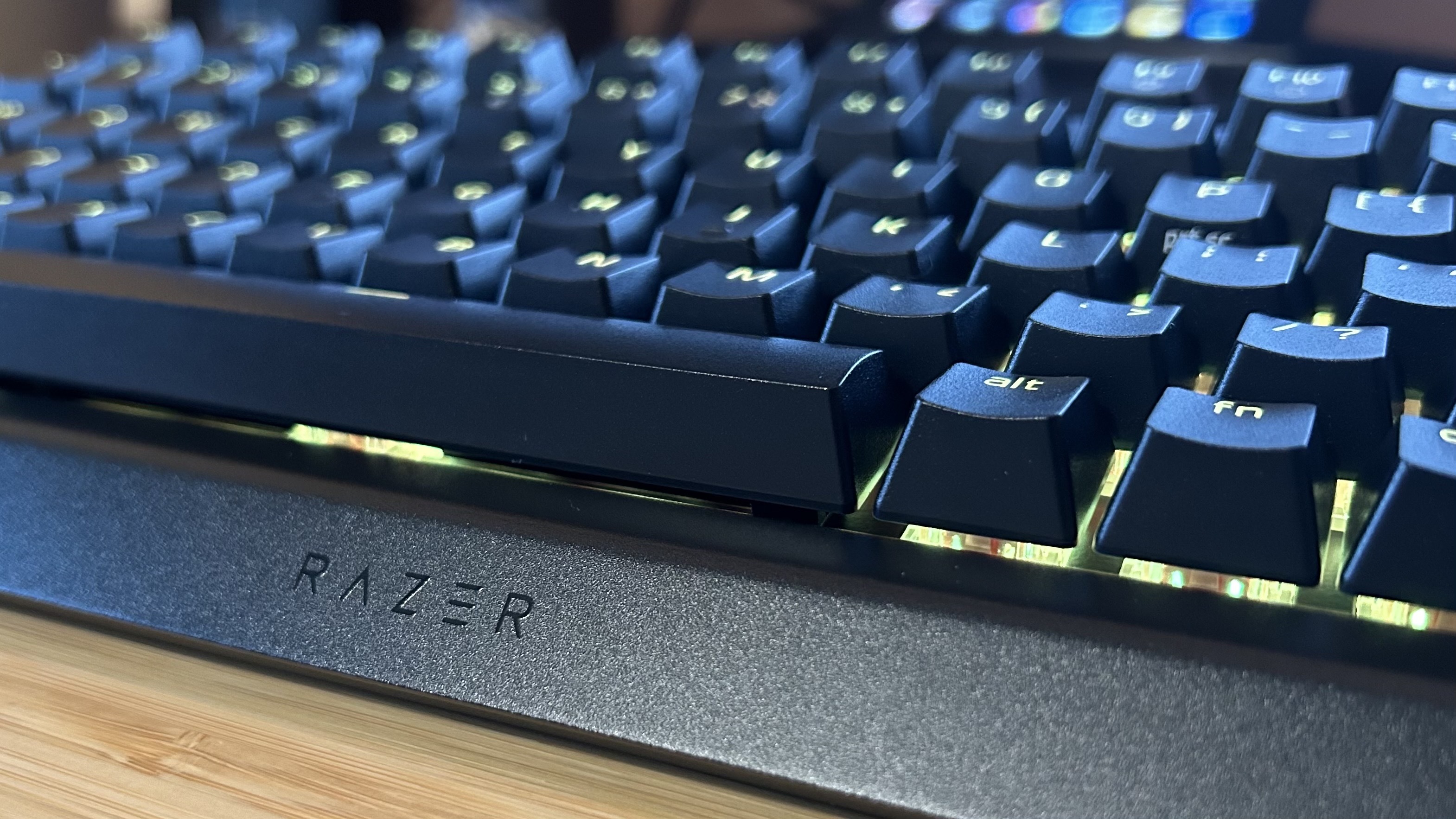 gros plan sur le logo Razer sur le devant du clavier Razer BlackWidow V4 75%
