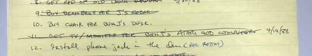Un extrait d'une liste de choses à faire de 1988 écrite par le père de Benj Edwards qui dit "Obtenez un téléviseur/moniteur pour l'ordinateur Atari 400 de Benj," terminé le 14/04/88.