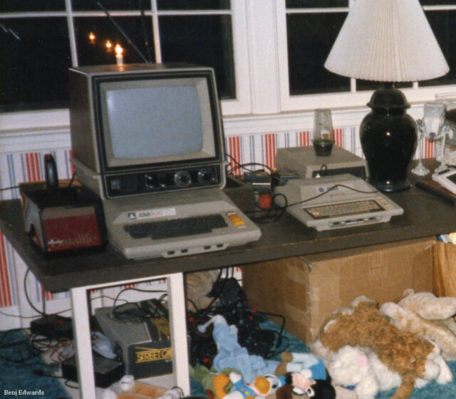 Une photo des Atari 800 et Atari 400 de la famille de Benj Edwards dans la chambre de son frère, Noël 1985.