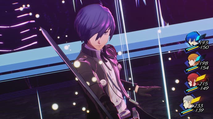 Image de Persona 3 Reload montrant Makoto Yuki tenant une épée pendant le combat.
