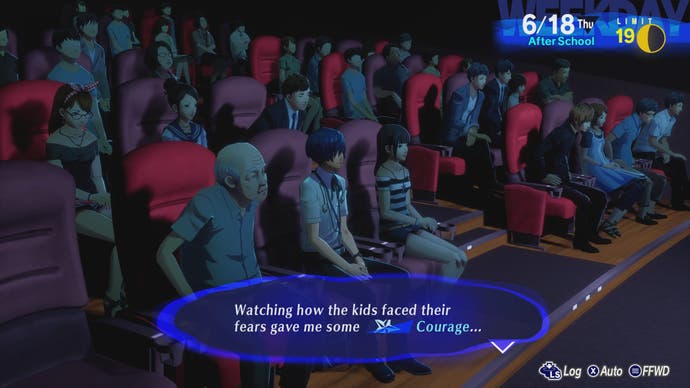 Image de Persona 3 Reload montrant le protagoniste regardant un film qui lui donne un boost de courage.
