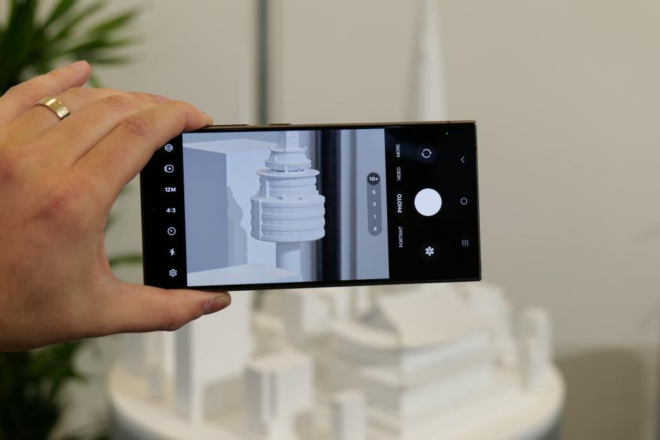 Une démonstration de la fonction de zoom numérique sur un appareil Samsung Galaxy S24.