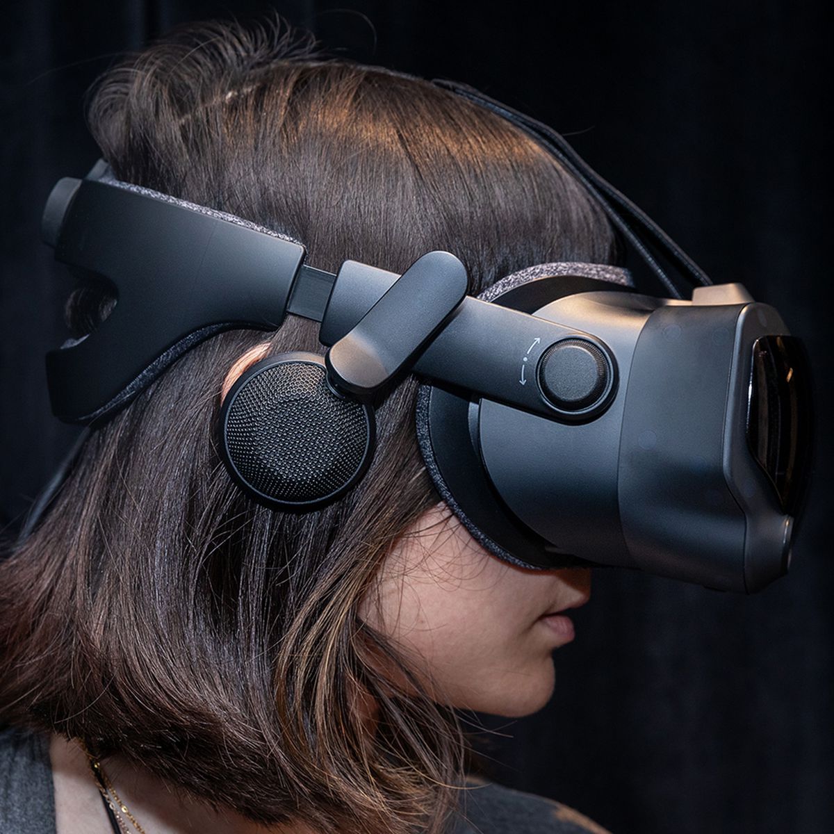 Femme portant un casque Valve Index VR