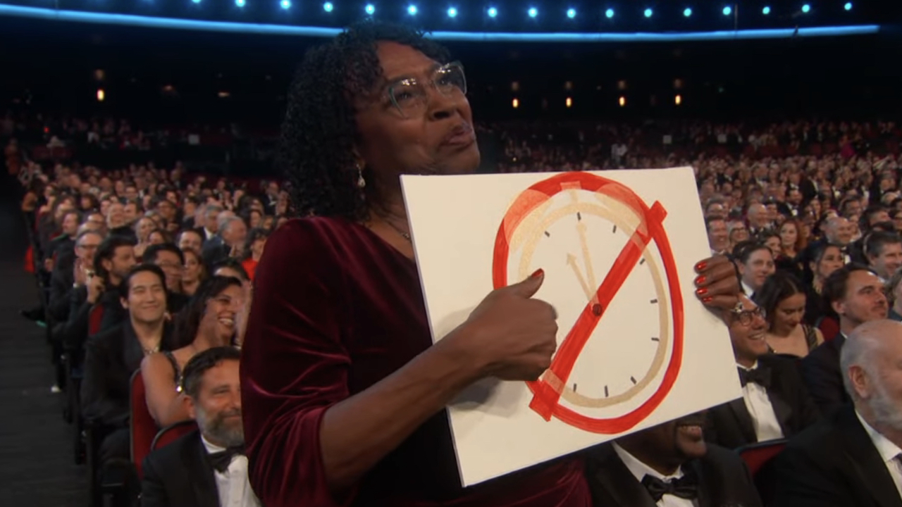 Doris Bowman brandissant une pancarte d'horloge aux Emmys 2023