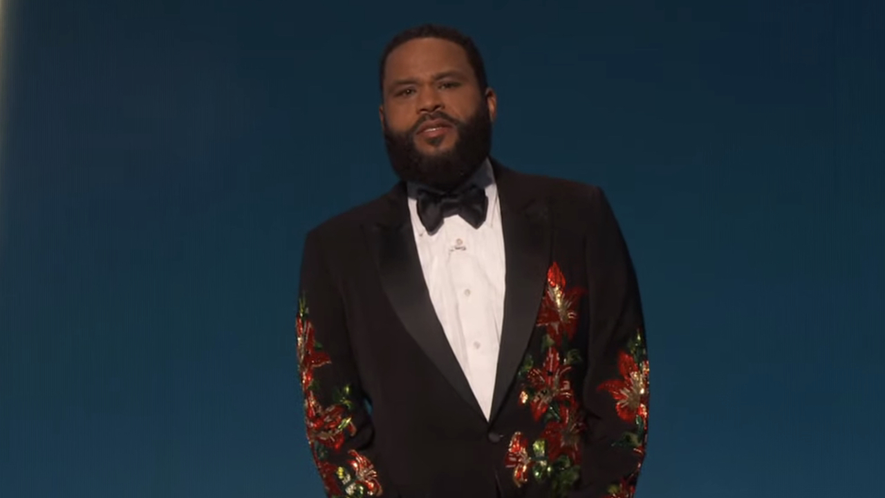 Anthony Anderson en smoking fleuri accueille les Emmys 2023