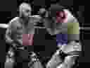 Charles (Air) Jourdain du Canada, à gauche, frappe Kron Gracie du Brésil lors de la première ronde d'un combat poids plume lors de l'événement d'arts martiaux mixtes UFC 288, le samedi 6 mai 2023 à Newark, dans le New Jersey. Les combats à l'UFC ont amené Jourdain poids plume canadien à La France, la Corée du Sud et les Émirats arabes unis, ainsi que Rochester et Elmont, NY, Newark, NJ et six fois à Las Vegas.  Samedi, le joueur de 28 ans de Beloeil, au Québec, pourra enfin le faire à domicile lorsqu'il affrontera l'Américain Sean (The Sniper) Woodson sur la sous-carte de l'UFC 297 à Toronto.