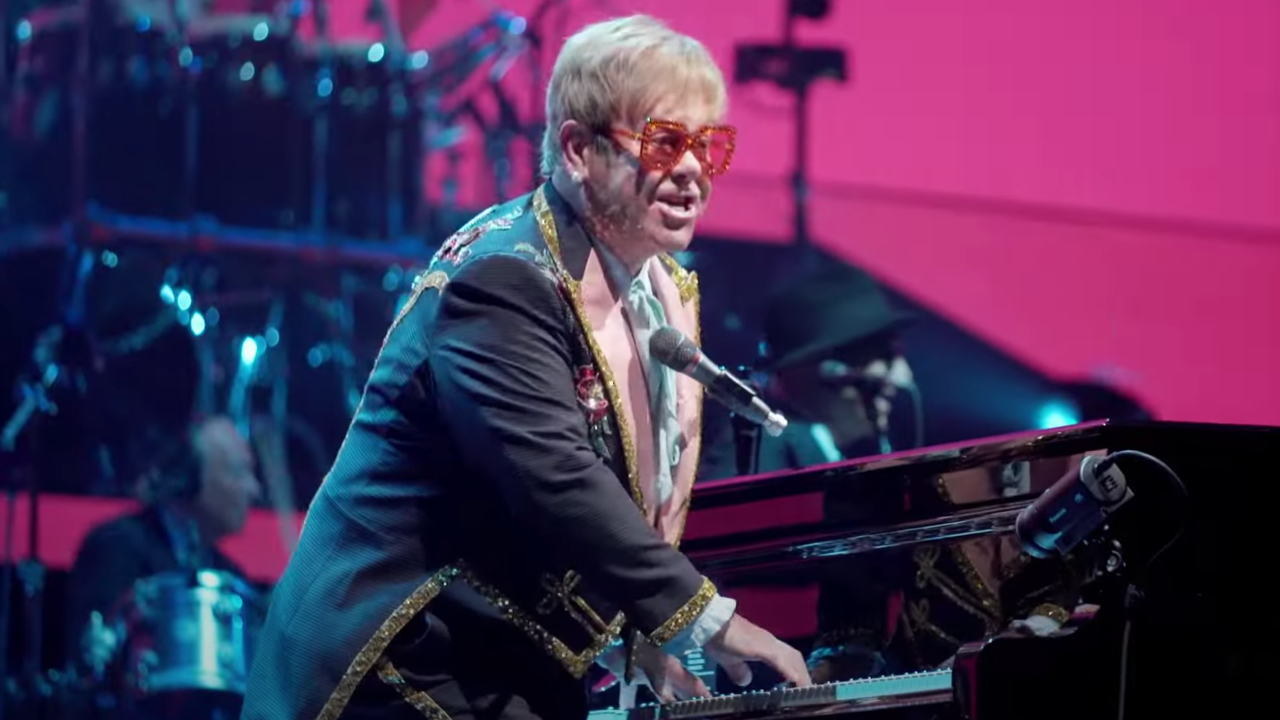 Elton John joue du piano dans la bande-annonce d'Elton John Live: Farewell From Dodger Stadium