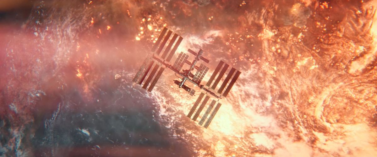 La Station spatiale internationale flotte en orbite, se découpant sur une Terre d'après-guerre nucléaire brûlante et orange vif dans l'ISS