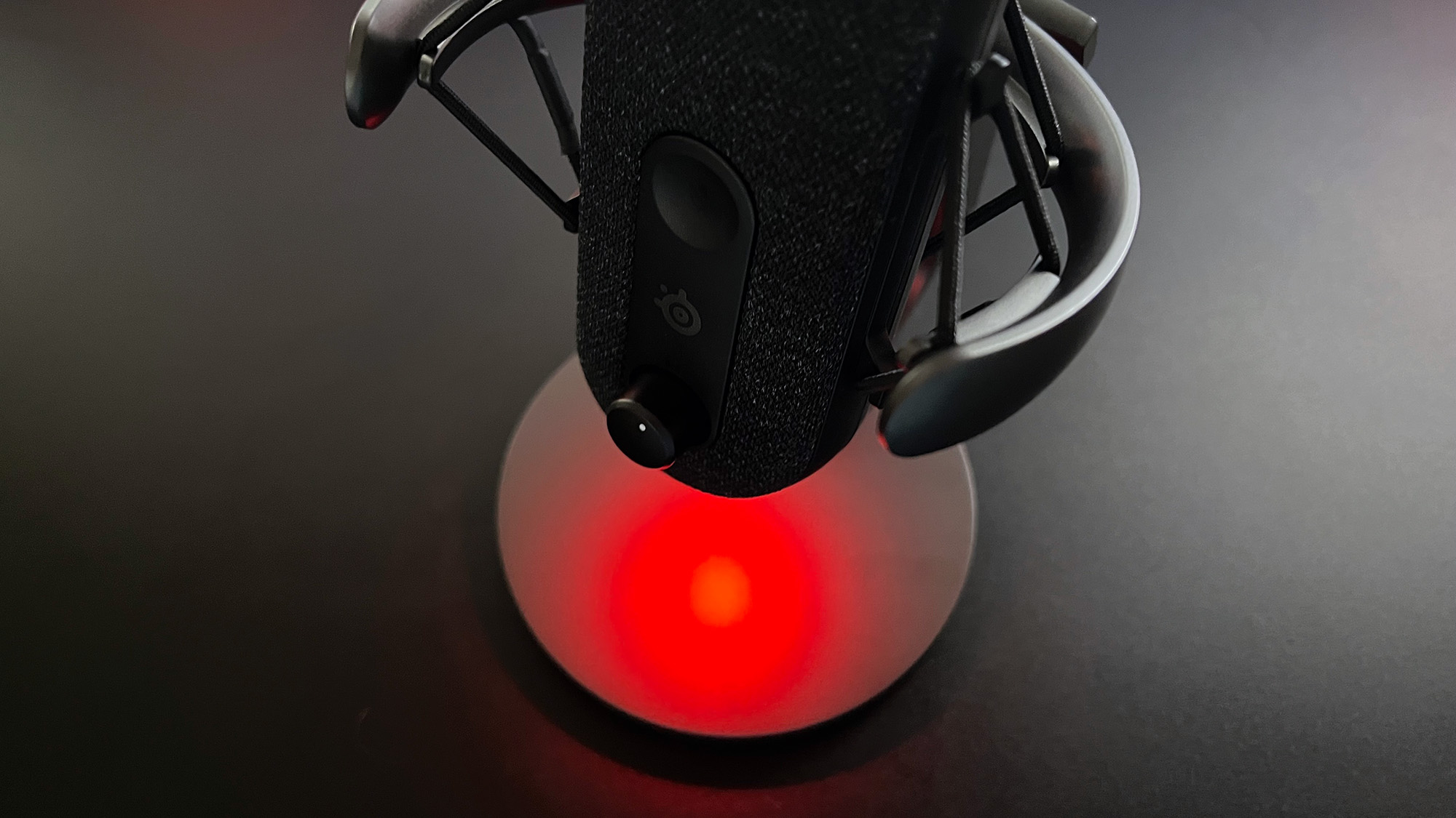 Image de revue de SteelSeries Alias ​​montrant l'éclairage rouge au bas du micro