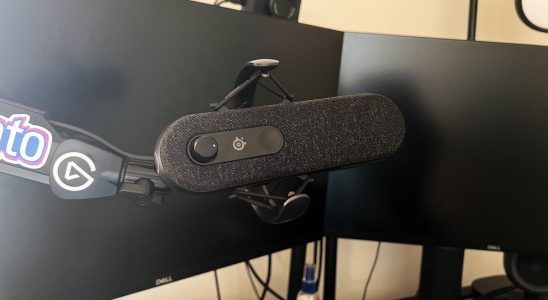 SteelSeries Alias attached to an Elgato Wave mic arm
