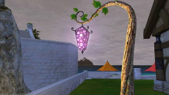 Lampadaire raisin FF14 : une lampe en vitrail violet suspendue à un arbre courbé avec quelques feuilles vertes qui s'en détachent
