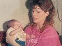 Cathy Swartz avec son bébé Courteney.  Son violent meurtre de Noël est resté non résolu pendant des décennies.  MSP