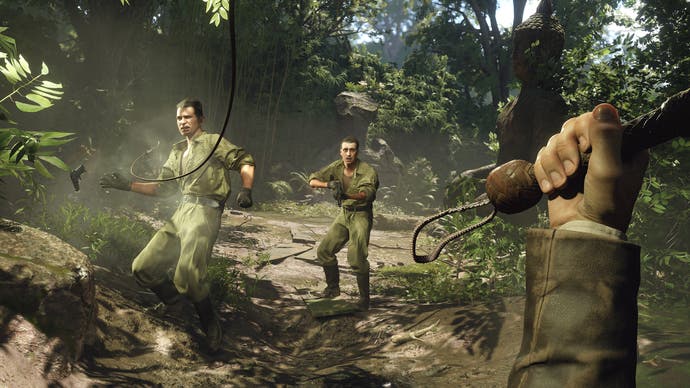 Capture d'écran promotionnelle d'Indiana Jones et The Great Circle montrant Indy fouettant des méchants à la première personne dans la jungle