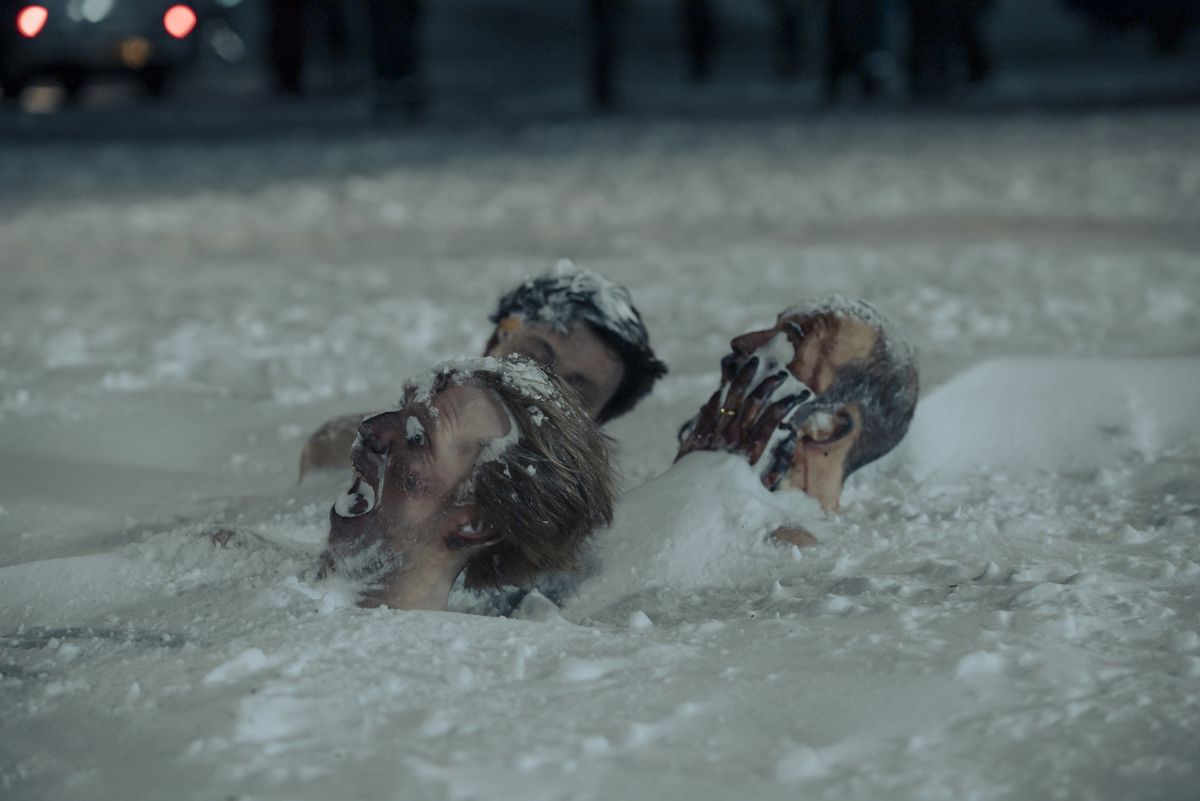 Un trio de têtes gelées enfouies dans la neige dans True Detective : Night Country.