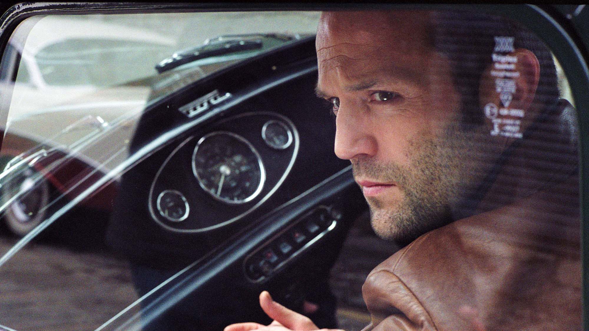 Jason Statham est assis dans une voiture dans The Bank Job (2008)