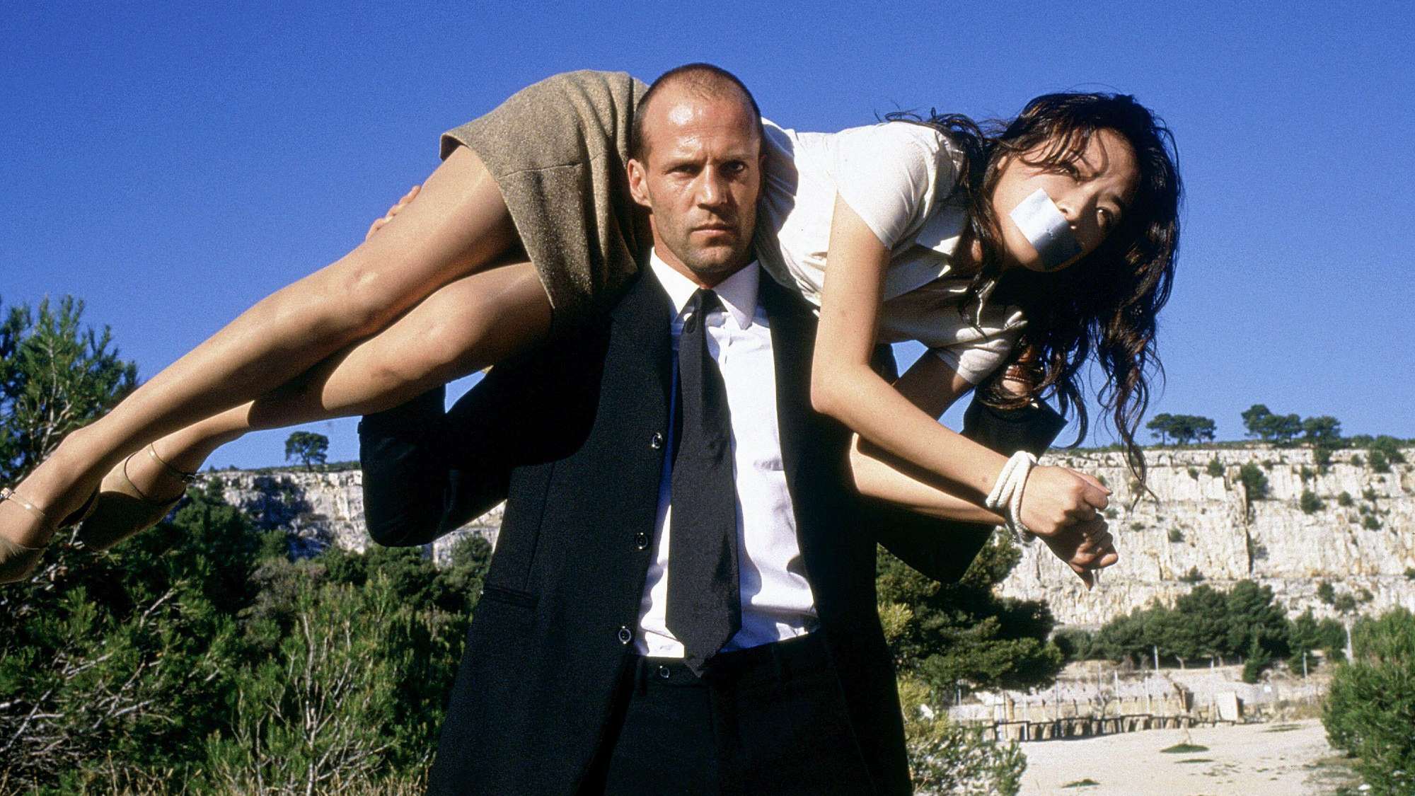 Jason Statham porte Shu Qi sur ses épaules dans The Transporter (2002)