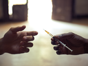 Les gouvernements, les professionnels de la santé et les experts en toxicomanie reconnaissent tous que la consommation généralisée d’opioïdes a créé une crise de santé publique au Canada.