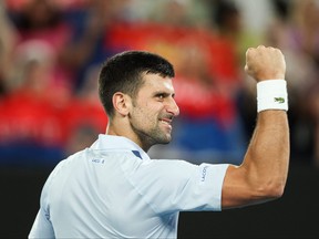 Le Serbe Novak Djokovic célèbre sa victoire contre le Français Adrian Mannarino lors de son match en simple messieurs le huitième jour de l'Open de tennis d'Australie à Melbourne, le 21 janvier 2024.