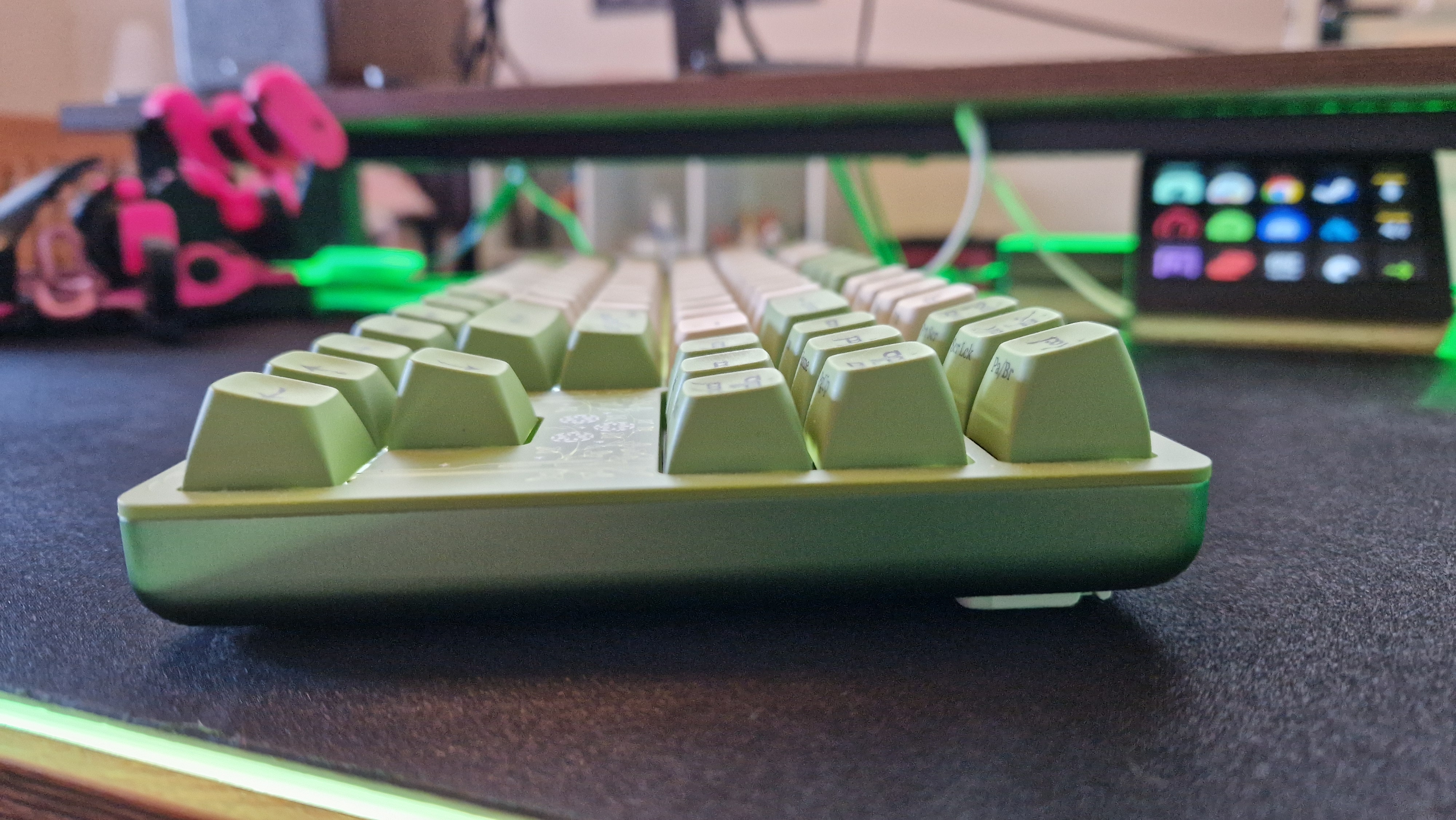Déposez l'image du clavier elfe + LOTR sur le côté, montrant les courbes et l'ergonomie du clavier.
