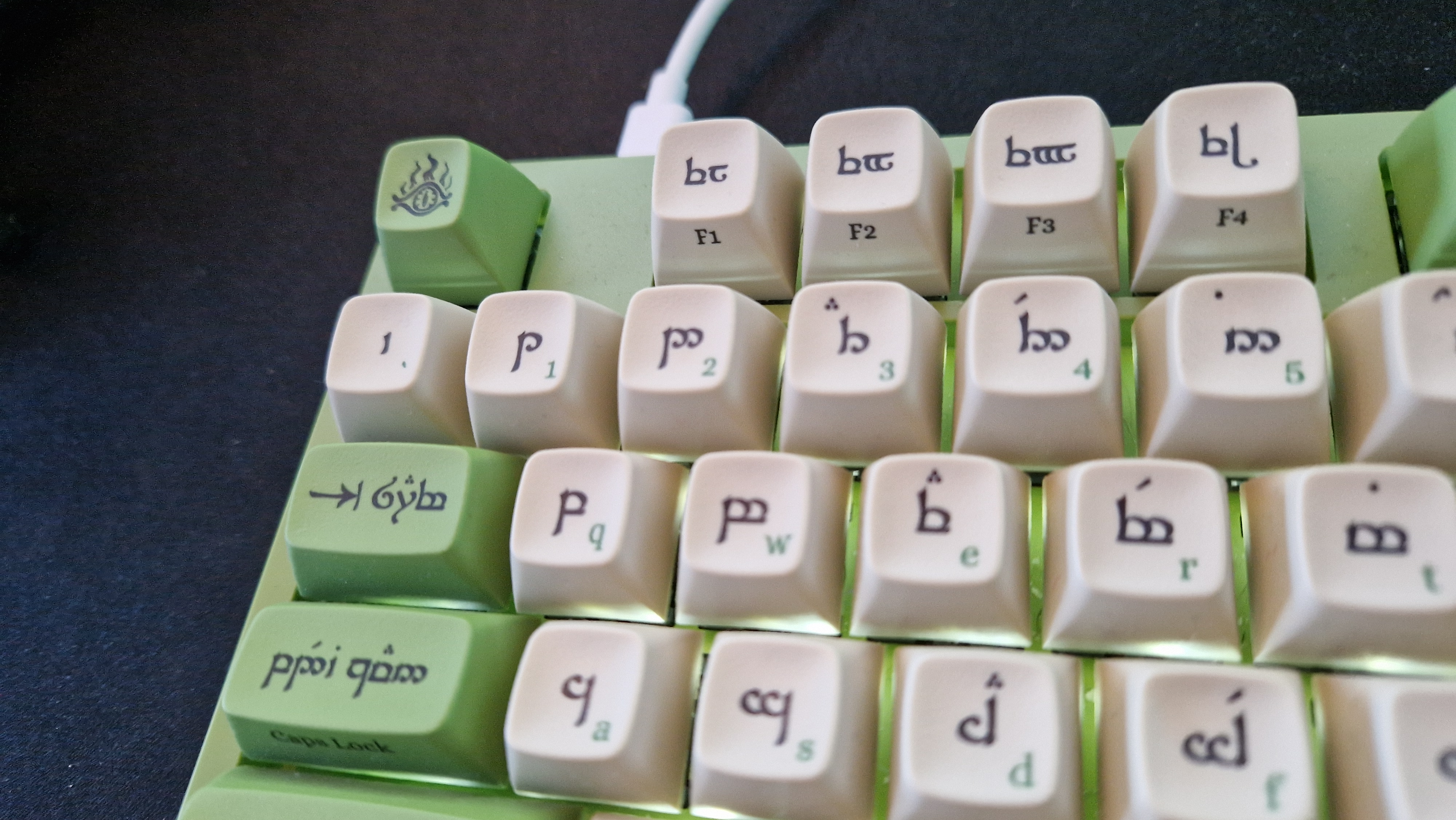 Examen du clavier elfique Drop + LOTR montrant les touches elfiques et le rétroéclairage blanc subtil