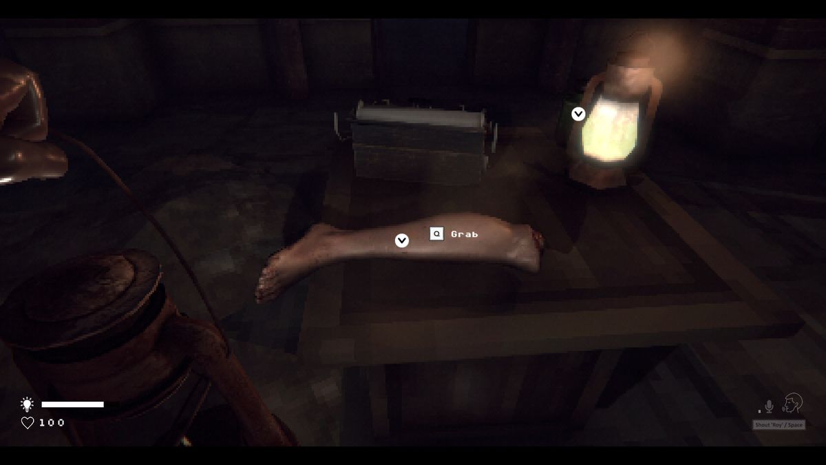 Vue à la première personne d'une jambe humaine coupée sur une table avec l'invite « Grab » du jeu Rotten Flesh