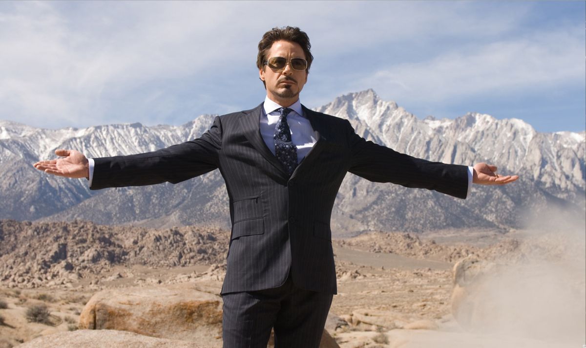 Robert Downey Jr. écarte les bras dans Iron Man
