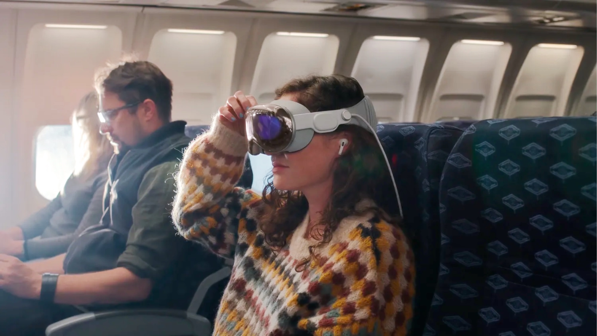 femme utilisant Apple Vision Pro dans un avion