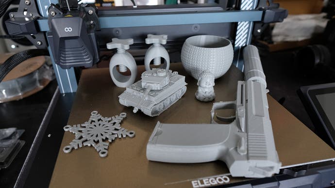 elegoo neptune 4 modèles imprimés en 3D, dont un char tigre, un usp-s, un bol, des casse-noix, une étoile et plus encore