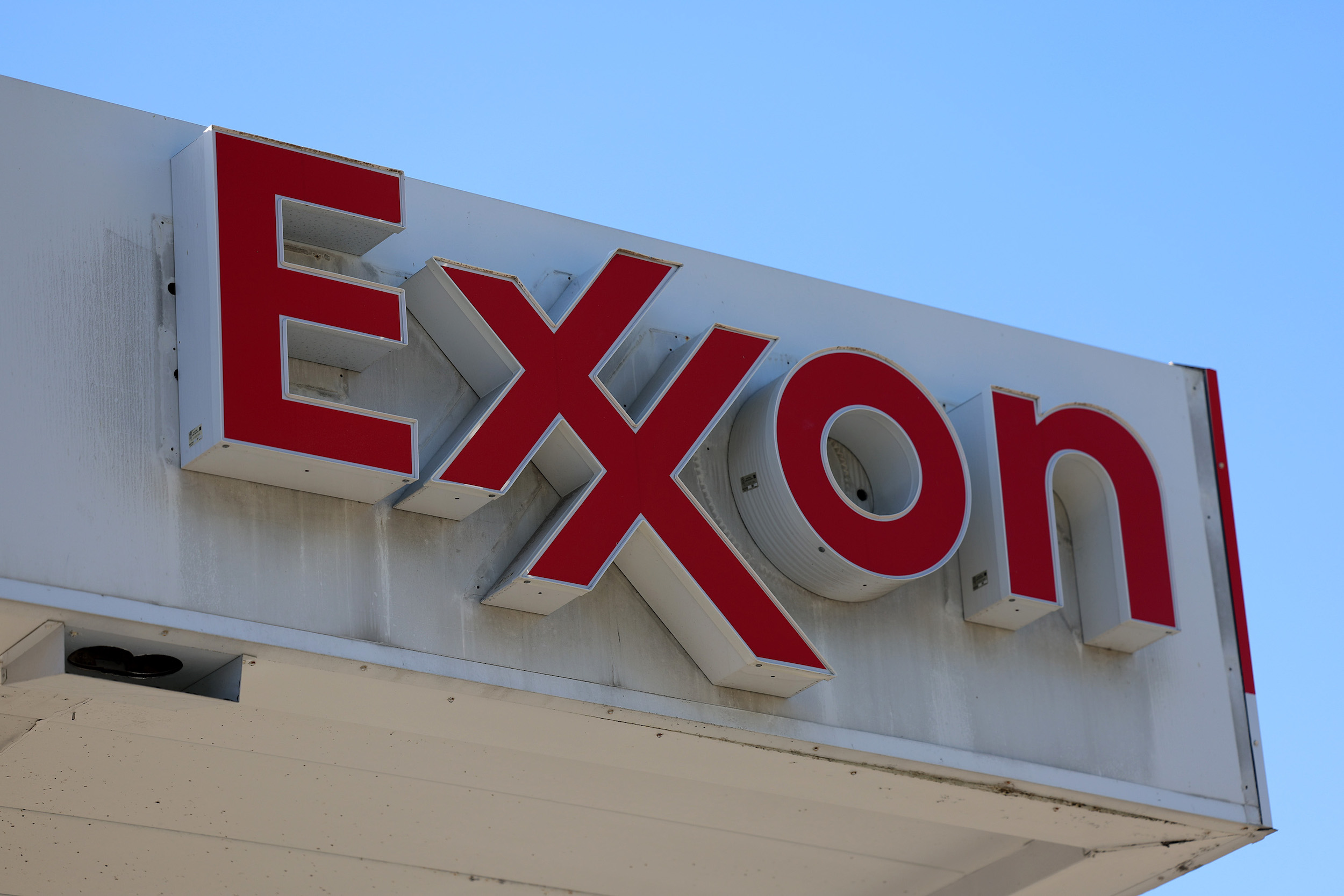 Un gros plan d’un panneau rouge Exxon dans une station-service en Floride.
