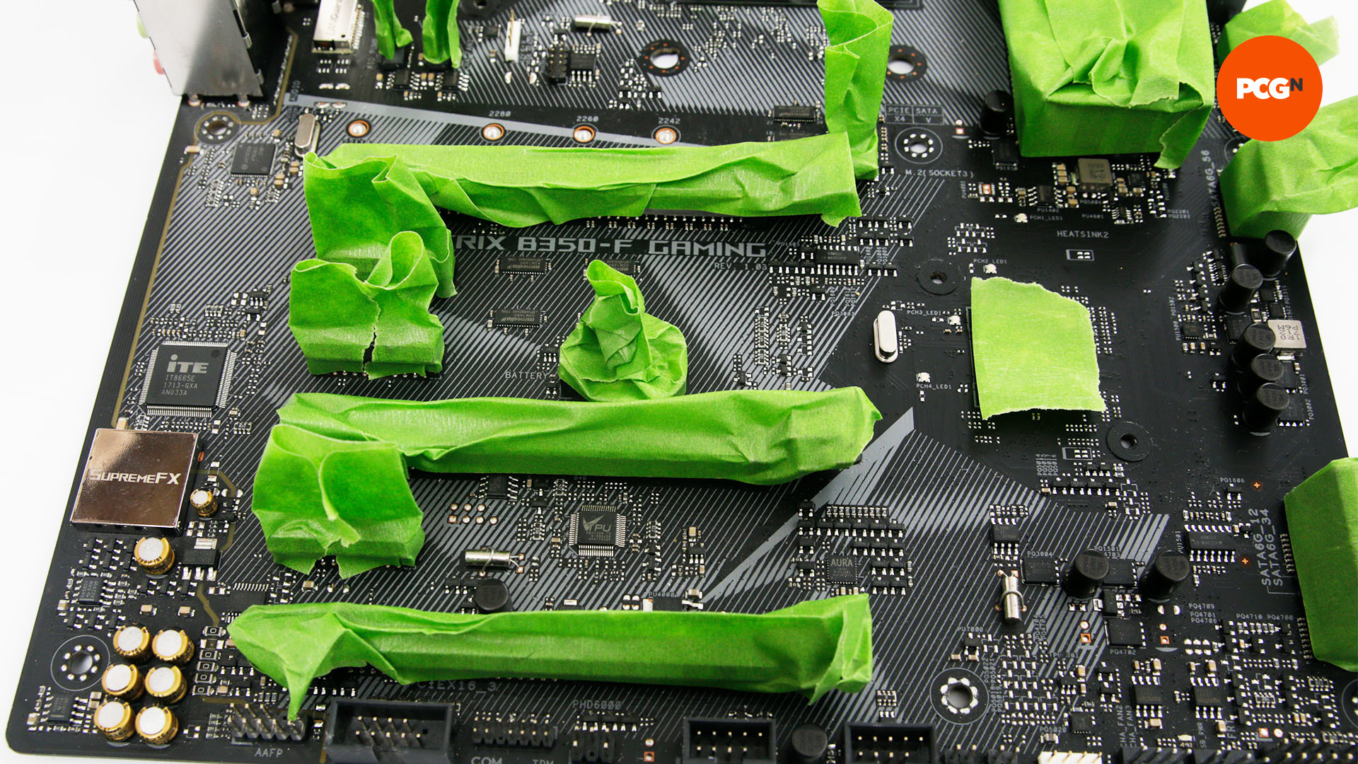 Les emplacements RAM sont recouverts de ruban adhésif grenouille afin que la carte puisse être peinte