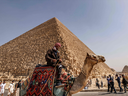 Les touristes visitent la Grande Pyramide de Khéops, à la périphérie du Caire.  Un rapport de Moody's a trouvé 22 000 instances de pyramides répertoriées comme adresses d'une société écran.