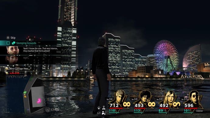 Capture d'écran de Like A Dragon : Infinite Wealth, montrant une vue par-dessus l'épaule des lumières de la ville et de la grande roue.