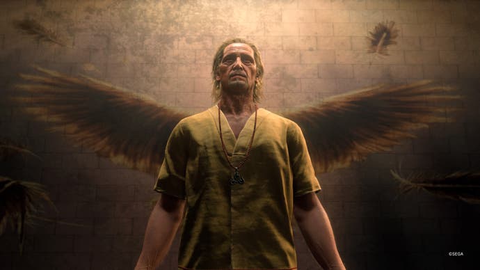 Capture d'écran de Like A Dragon : Infinite Wealth, montrant une silhouette menaçante posant avec des ailes peintes derrière lui.