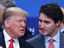 Le président américain Donald Trump s'entretient avec le Premier ministre Justin Trudeau lors du sommet de l'OTAN près de Londres, le 4 décembre 2019. 