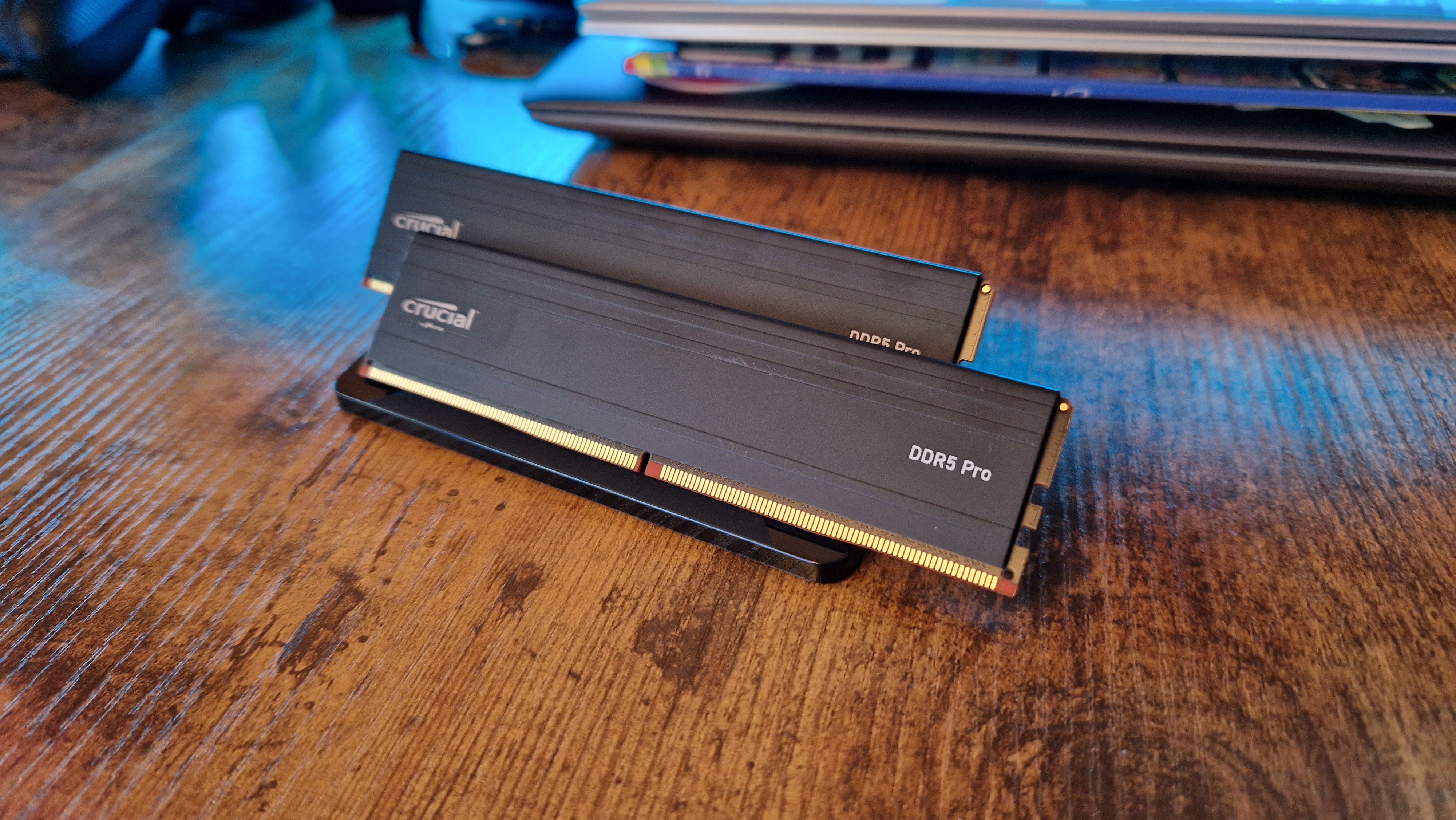 deux modules RAM Crucial DDR5 Pro sur un support