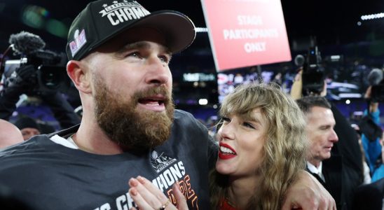 Taylor Swift célèbre avec Travis Kelce après la victoire des Chiefs de Kansas City dans le match de championnat de l'AFC
