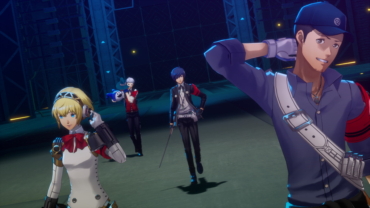Plusieurs membres du groupe, dont Aigis et Akihiko, se dirigent avec style vers la caméra après une bataille dans Persona 3 Reload.